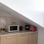 Private Bedrooms In A Shared House Without An Elevator In Bairro Alto Lissabon