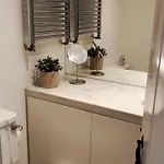 ホームステイ Private Bedrooms In A Shared House Without An Elevator In Bairro Alto リスボン