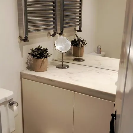 Bedrooms In A Shared House In Bairro Alto Praca Camoes * リスボン