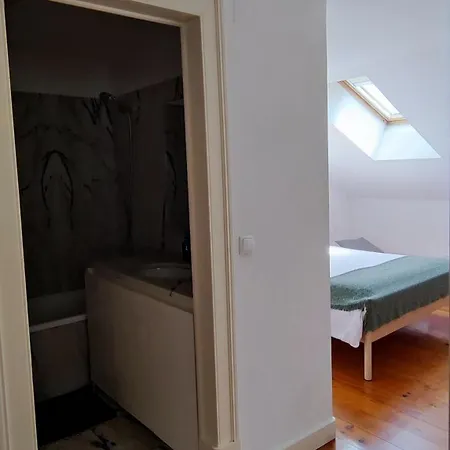 Bedrooms In A Shared House In Bairro Alto Praca Camoes * リスボン