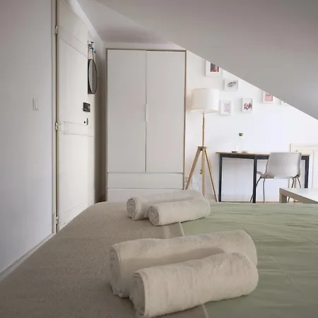 Pansiyon Private Bedrooms In A Shared House, No Elevator, In Bairro Alto *