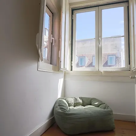 Private Bedrooms In A Shared House Without An Elevator In Bairro Alto 리스본