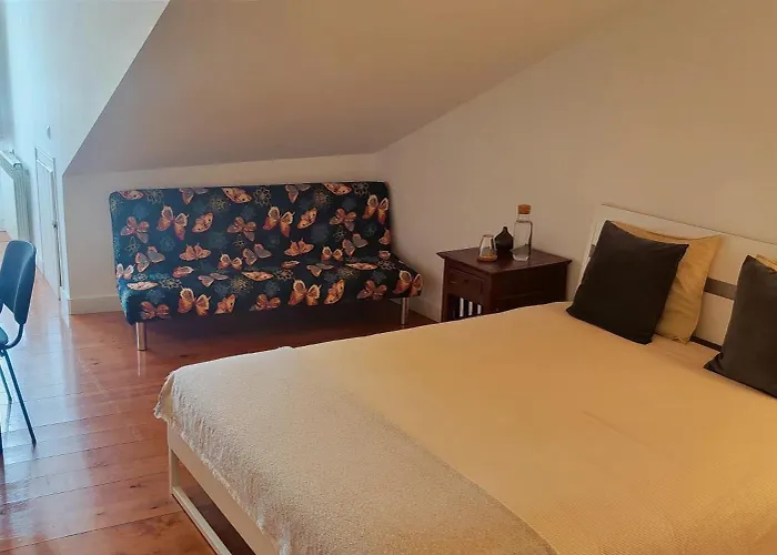 Private Bedrooms In A Shared House Without An Elevator In Bairro Alto *