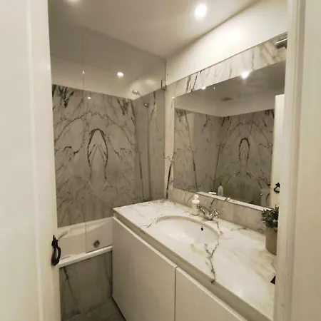 Private Bedrooms In A Shared House In Bairro Alto Lisbona
