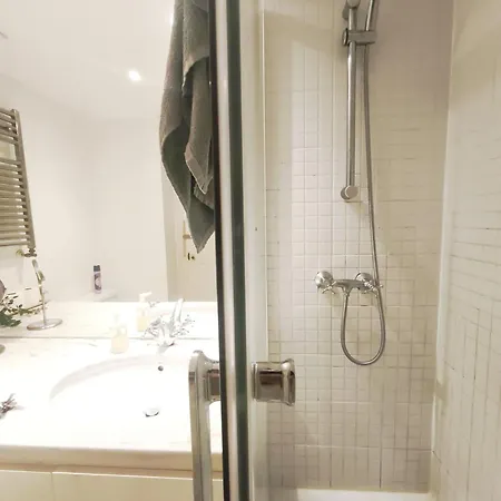 Private Bedrooms In A Shared House In Bairro Alto Alloggio in famiglia *