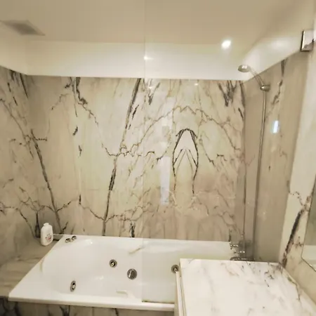 Private Bedrooms In A Shared House In Bairro Alto Alloggio in famiglia Lisbona