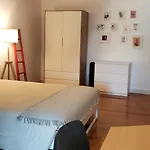 Alloggio in famiglia Private Bedrooms In A Shared House Without An Elevator In Bairro Alto Lisbona