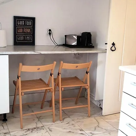 Private Bedrooms In A Shared House Without An Elevator In Bairro Alto Lisbona